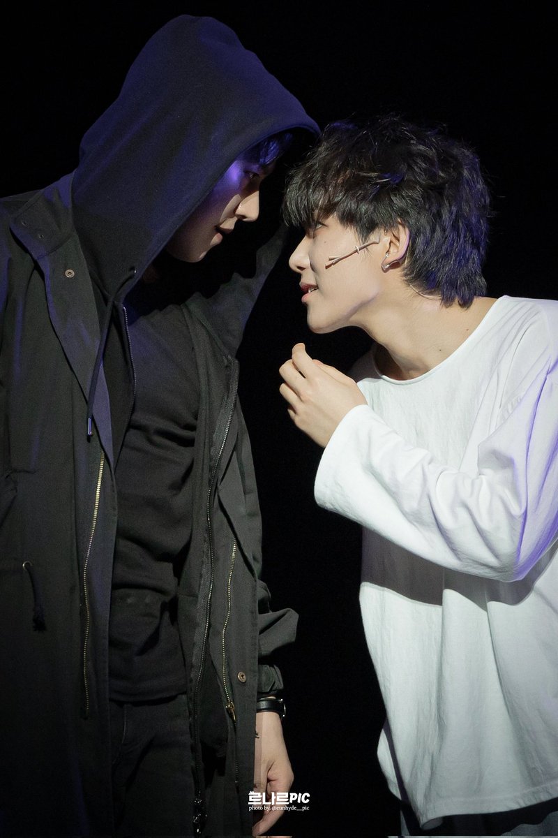 RSJELF25's tweet image. Woow Kyuhyun que mirada tan profunda, tan penetrante, esto es espectacular 👀😳🫰🏻

Que tenga mucho éxito ✨️ nuestro bebé Suju 😘🐧💙

Death Note cierre 
@GaemGyu
#Kyuhyun #SuperJunior #Kyupiter 

Cr. En video y fotos