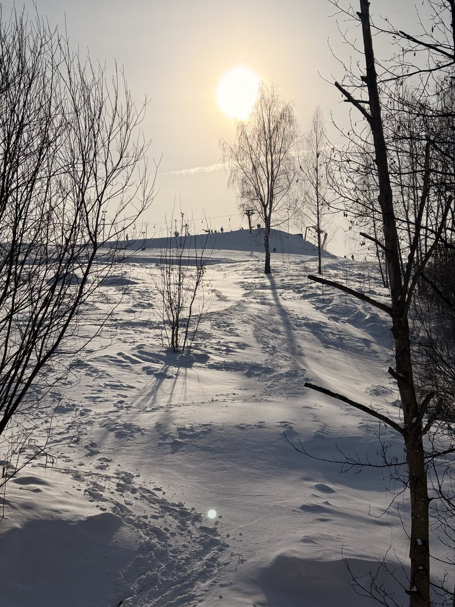 WalidAlshishiny's tweet photo. Missing those sunny days❄️⛅️
Testing the Epix outside today really cool and the maps very nice and clear i liked it 
Yeah @Garmin you were right about the tourch ! I used it yesterday for that reason )) 
#winter #sun #snow #garmin #hike #epixpro https://t.co/5Hhx49w56o