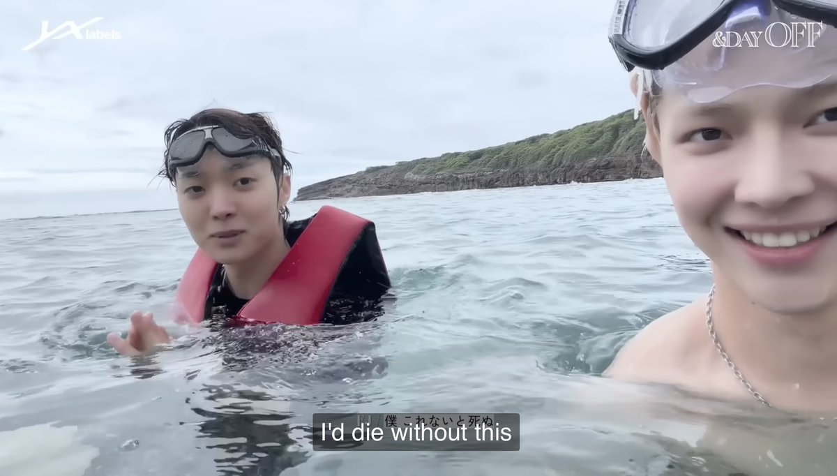 nekozberry's tweet photo. i’m curious can this guy not swim or what hahahjdjd #fakefish https://t.co/kgfU2TVNd0