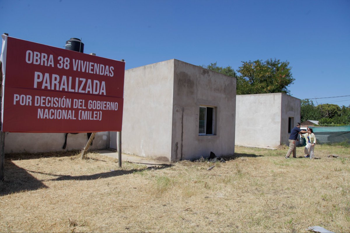 MinHabitatPBA's tweet photo. Políticas que transforman. 🙌 Mientras el gobierno nacional dejó paralizada la construcción de 38 casas en #MarcosPaz, desde la Provincia las vamos a #Completar para que puedan llegar a las y los vecinos que las necesitan. https://t.co/jtmbFh1QZ7