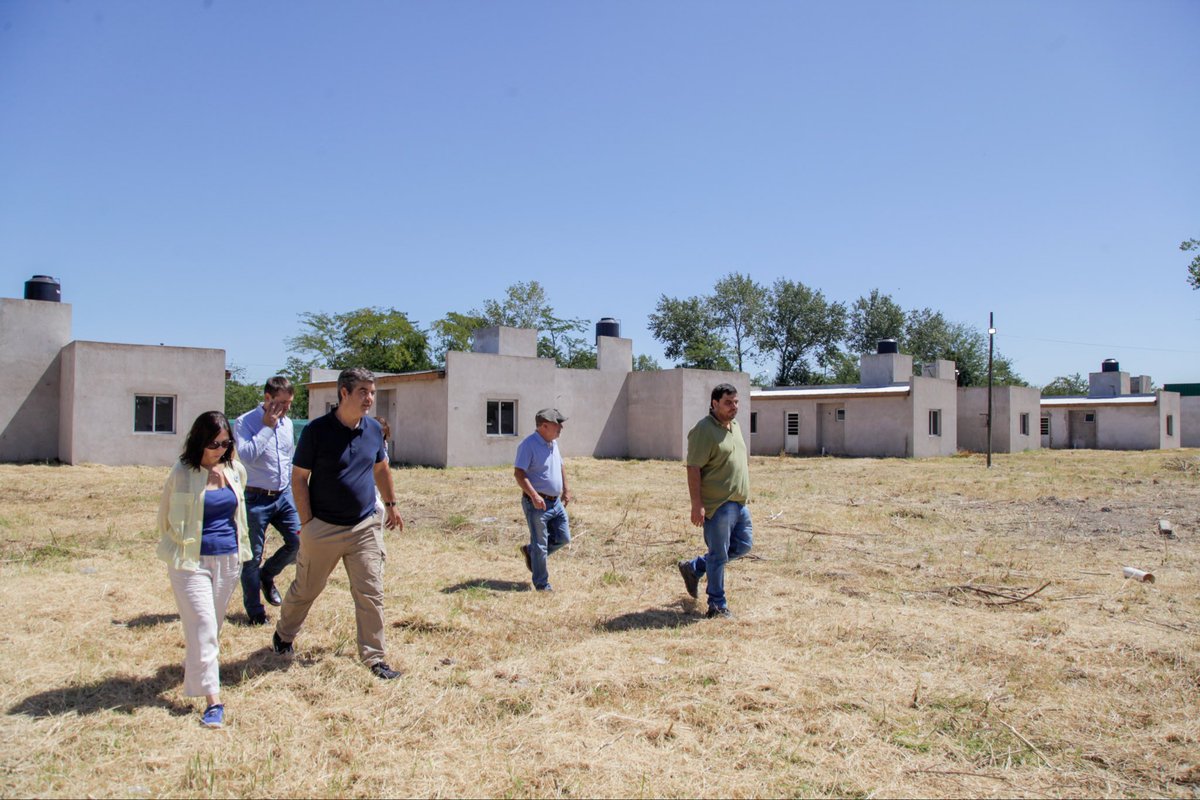 MinHabitatPBA's tweet photo. Políticas que transforman. 🙌 Mientras el gobierno nacional dejó paralizada la construcción de 38 casas en #MarcosPaz, desde la Provincia las vamos a #Completar para que puedan llegar a las y los vecinos que las necesitan. https://t.co/jtmbFh1QZ7