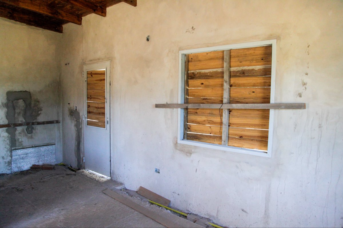 MinHabitatPBA's tweet photo. Políticas que transforman. 🙌 Mientras el gobierno nacional dejó paralizada la construcción de 38 casas en #MarcosPaz, desde la Provincia las vamos a #Completar para que puedan llegar a las y los vecinos que las necesitan. https://t.co/jtmbFh1QZ7