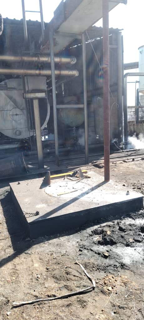 Un equipo de trabajadores trabaja sin sesar en la construcción del montaje de la chimenea de la caldera 8 ,para garantizar mayor eficiencia en las operaciones de la industria.
#PetrolerosPorCuba