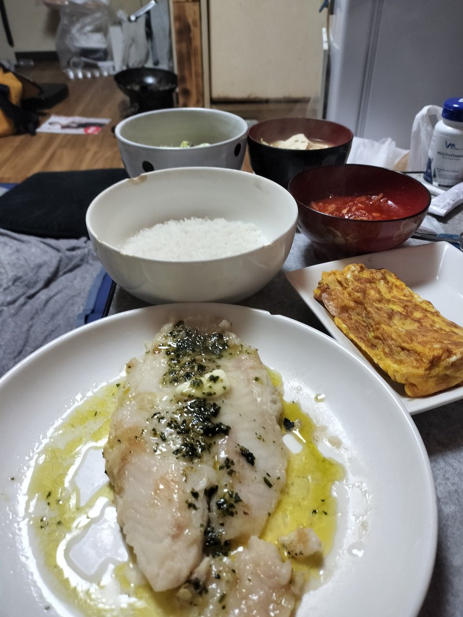 muxko38's tweet photo. 白身魚ムニエルのバジルソースがけ

自作バジルソースは作ってすぐは植物の臭いなので、作って一日寝かすことで植物臭さが落ち着いて◎になるよ！やったね！最高だよ！ https://t.co/4f1SzVZb2y