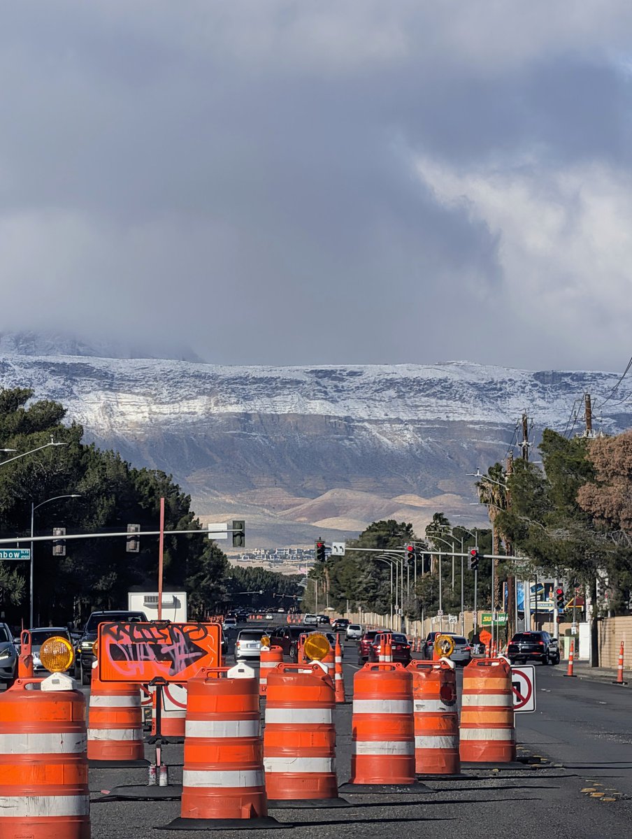 LasVegasLocally's tweet image. The mountains look amazing this morning