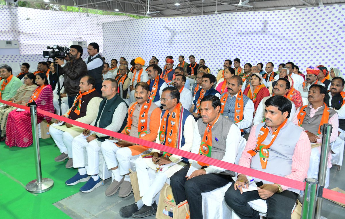 आज माननीय Bhajan Lal Sharma ने मुख्यमंत्री निवास पर कार्यकर्ताओं से संवाद कर ‘विकसित भारत’ एवं ‘विकसित राजस्थान’ के संकल्प को जन-जन तक पहुंचाने का आह्वान किया।
#माननीयमुख्यमंत्री #विकसितभारत #विकसितराजस्थान