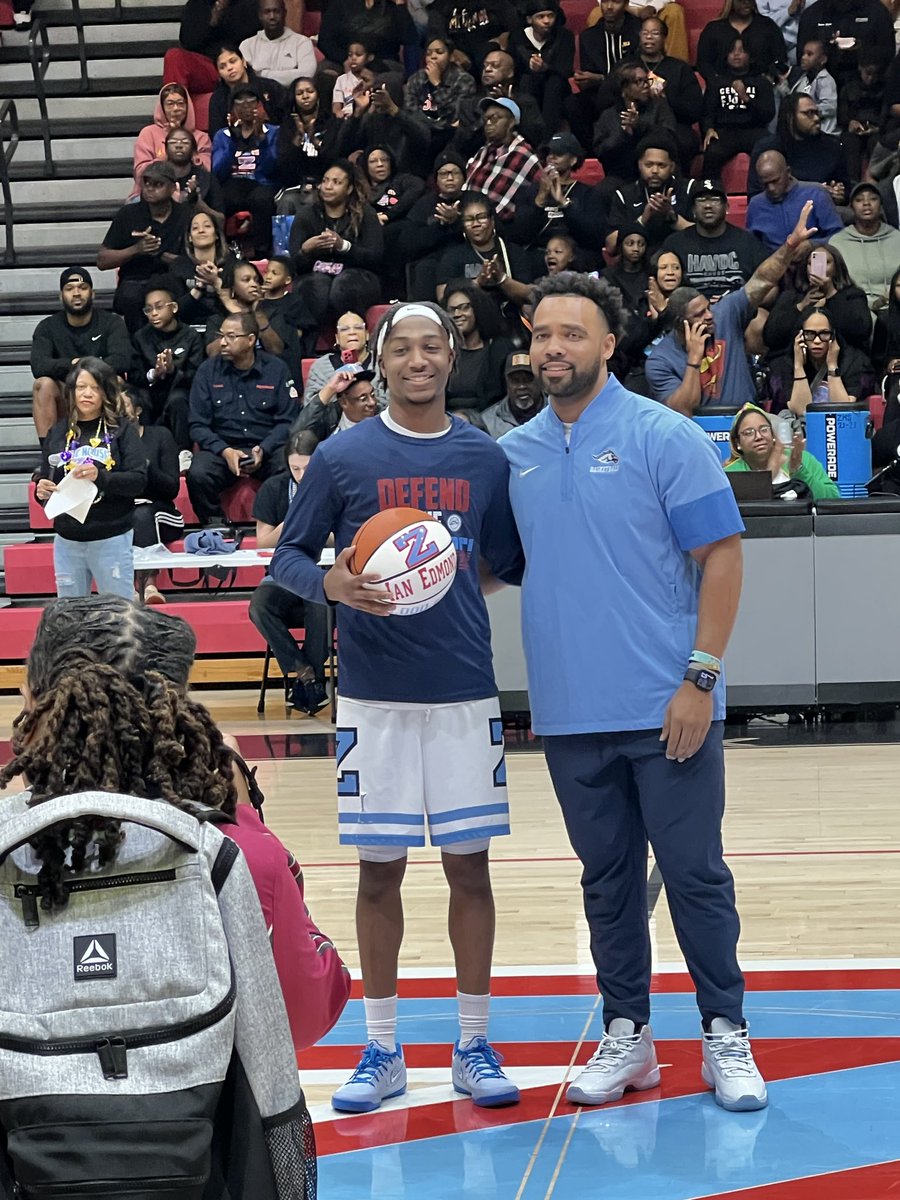 IanEdmond15's tweet photo. Went over the 1,000 career point mark vs Scottlandville with this bucket!!
@ZHSBasketball_ 
@cpt_tatum 
@Louisiana_Hoops 
@MikeCoppage1 https://t.co/WetgjFasBQ