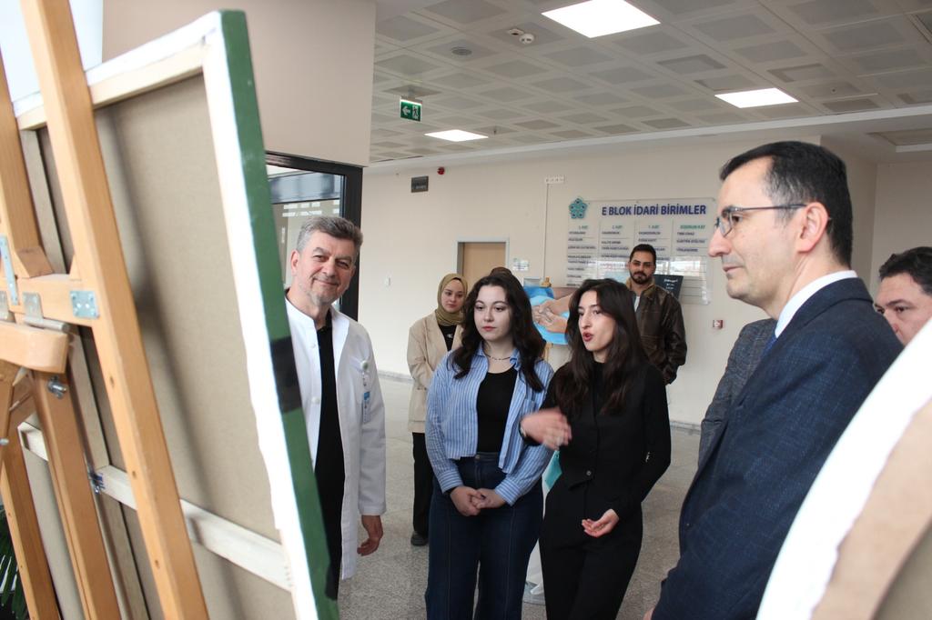 NEUniversitesi's tweet photo. Üniversitemiz Tıp Fakültesi Hastanesi ile Güzel Sanatlar ve Mimarlık Fakültesi iş birliğinde düzenlenen “Resim Sergisi” sanatseverlerle buluştu. 🎨

Üniversitemiz Tıp Fakültesi Hastanesinde düzenlenen serginin açılışı; hastane yönetimi, akademisyenler, sağlık çalışanları ve öğrencilerin katılımıyla gerçekleştirildi. Açılış programında protokol üyeleri tarafından kurdele kesimi yapılarak sergi ziyarete açıldı.

#NEÜ♥️

➡️https://t.co/rATLpZlI2u
