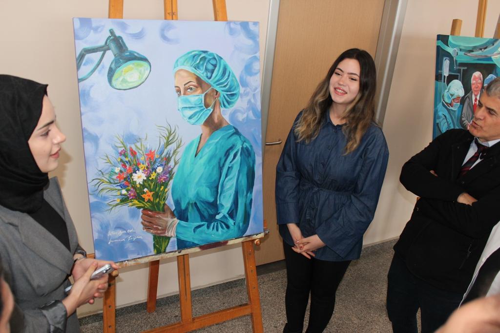 NEUniversitesi's tweet photo. Üniversitemiz Tıp Fakültesi Hastanesi ile Güzel Sanatlar ve Mimarlık Fakültesi iş birliğinde düzenlenen “Resim Sergisi” sanatseverlerle buluştu. 🎨

Üniversitemiz Tıp Fakültesi Hastanesinde düzenlenen serginin açılışı; hastane yönetimi, akademisyenler, sağlık çalışanları ve öğrencilerin katılımıyla gerçekleştirildi. Açılış programında protokol üyeleri tarafından kurdele kesimi yapılarak sergi ziyarete açıldı.

#NEÜ♥️

➡️https://t.co/rATLpZlI2u