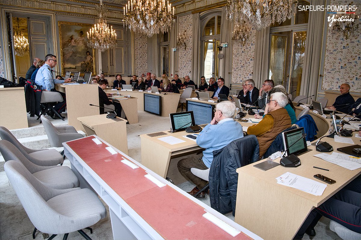 pompiers78's tweet photo. #CASDIS | Ce matin s’est tenu le Conseil d’administration du SDIS au Conseil départemental des Yvelines
👥 La séance a été honorée par la présence de Monsieur Frederic ROSE, @Prefet78 des Yvelines et présidée par Mme Suzanne JAUNET (@sir_rodin78), présidente du #CASDIS, aux côtés de contrôleur général Stéphane MILLOT (@StephaneMillot), Directeur départemental des @pompiers78.
📑 Les sujets à l'ordre du jour :
🔹 Les effectifs budgétaires
🔹 L’organisation des différentes élections du Sdis en 2026
🔹 Les accords et conventions du SDIS, notamment l'accord de consortium du projet ATEst par lequel le SDIS 78 apportera ses connaissances des risques afin de repenser la gestion de crise face au réchauffement climatique.
