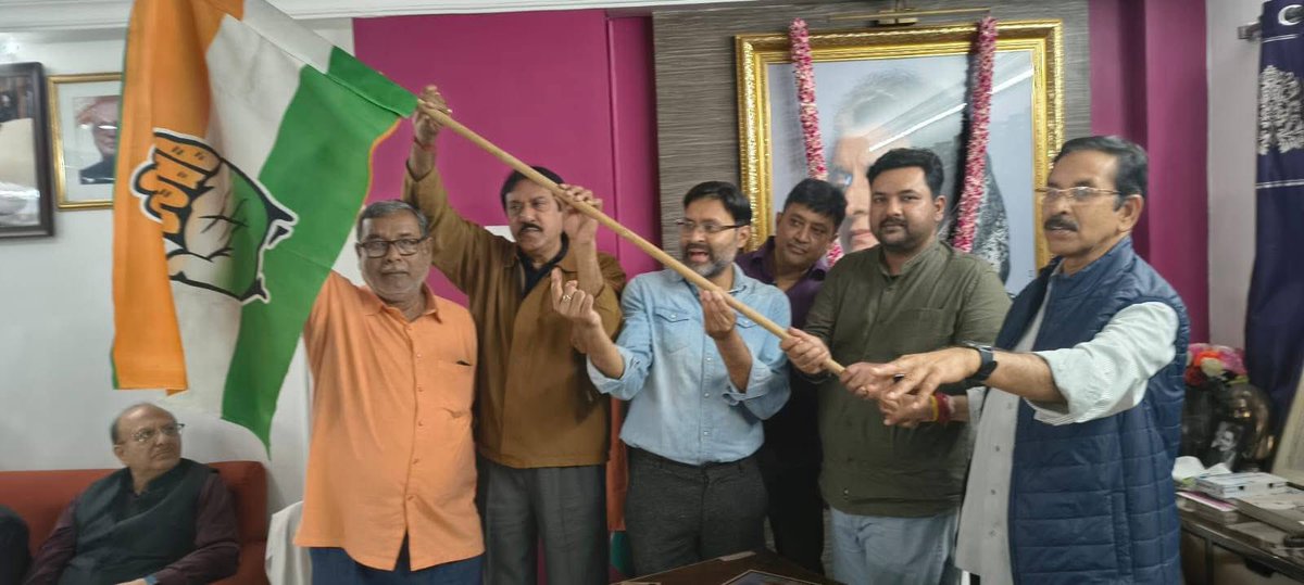 “আজ প্রদেশ কংগ্রেস দপ্তরে সভাপতি শুভঙ্কর সরকারের হাত থেকে দলীয় পতাকা নিয়ে কংগ্রেসে যোকদান করলেন CPM র পার্টি সদস্য বিশিষ্ট প্রফেসর সৌমিক চ্যাটার্জী।উক্ত কর্মসূচিতে উপস্থিত ছিলেন মধ্য কলকাতা জেলা কংগ্রেস সভাপতি মানস সরকার,মধ্য কলকাতা জেলা কংগ্রেসর সহ সভাপতি জয়ন্ত করুরি, ৫০ নং