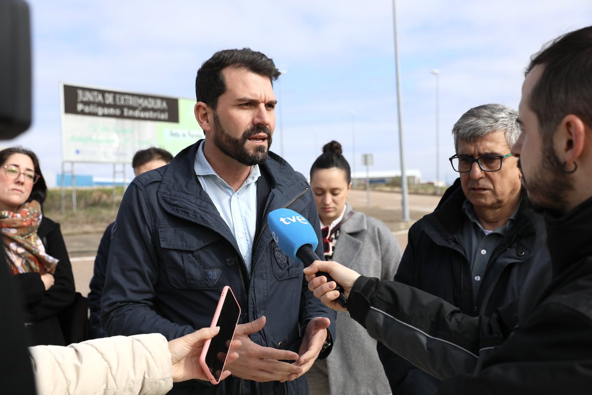 PSOEC's tweet photo. Mientras María Guardiola y VOX juegan a la política de titulares, #Miajadas se queda sin suelo industrial.
Extremadura no necesita gestos vacíos ni pulsos partidistas. Necesita gestión, inversión y compromiso con quienes crean riqueza y oportunidades.
#ApieDeCalle ✊ https://t.co/GVgKPJFGpB
