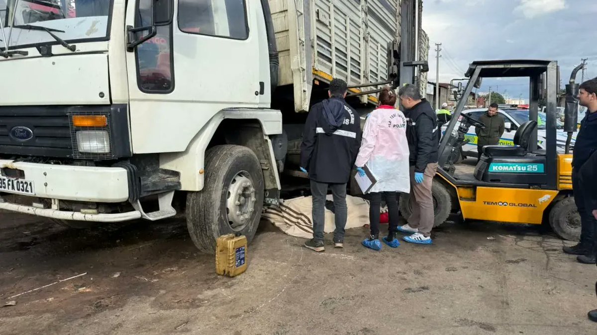 Feci son... Damperin altında can verdiler!
📌Aydın'ın Nazilli ilçesinde kamyonu tamir etmeye çalışan kişi ile kamyonun şoförü damperin altında kalarak hayatını kaybetti.