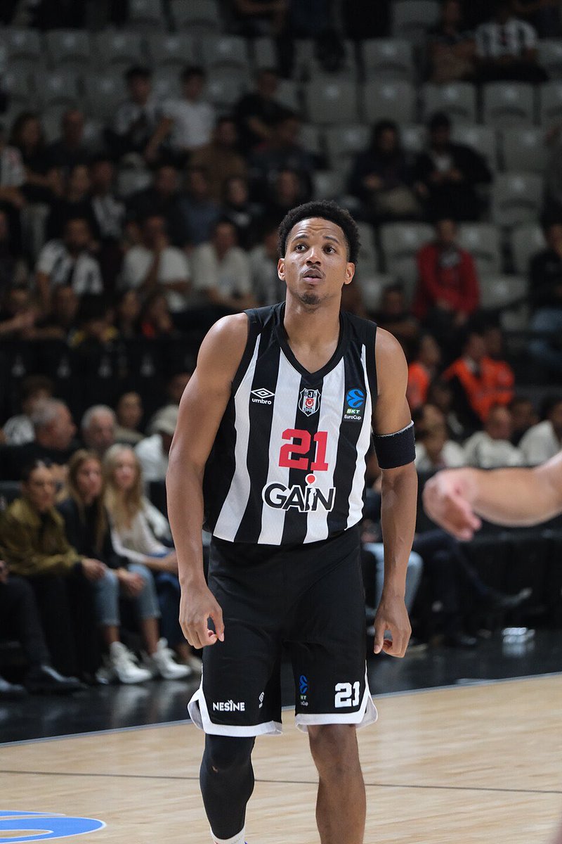 Serhat1823's tweet photo. @BJK_Basketbol Madem böyle numaraların vardı, bu zamana kadar niye acı çektirdin lan bize? https://t.co/KbBeJih7JE