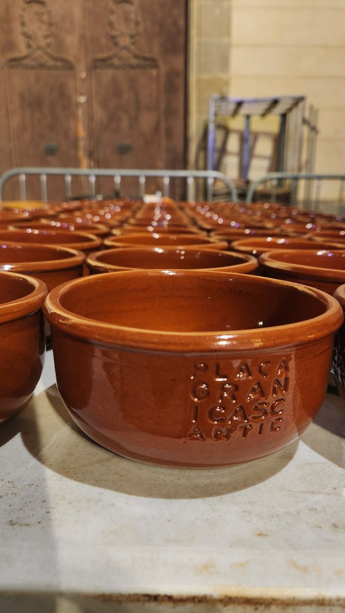 🪅 El Sant Sopar d'ahir, com estrictament marca el calendari, va tancar el Carnaval i obre les portes al Dimecres de Cendra. El Pellofa XLVIII és mort‼️ Visca el Pellofa XLIX‼️ 
👉🏴‍☠️Avui, a partir de les 19.30 h, enterrament de la sardina al Parc Nou. SOM-HI‼️