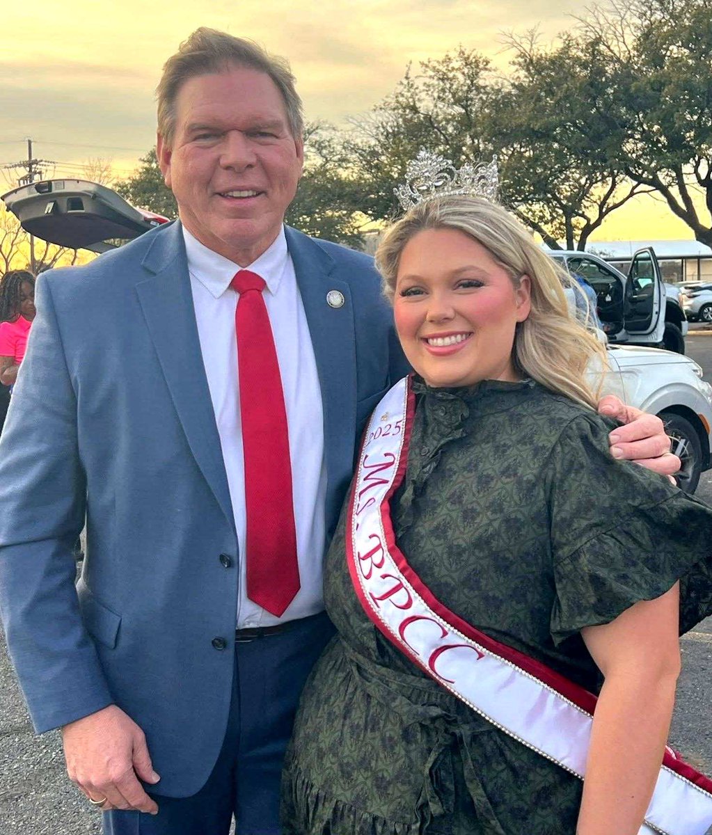 👏 <a href="/BPCCCavs/">Bossier Parish Community College</a> showed up strong at the Bossier City Fat Tuesday Children’s Parade! 💜💛💚 So proud to celebrate Mardi Gras with our community! 🎺 🎉 #BPCCproud #MardiGras