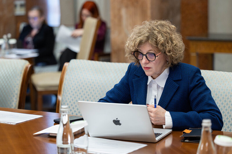 adzrumaenien's tweet image. 🇷🇴 Vizepremierministerin Oana Gheorghiu kündigt Reformen für #Staatsbetriebe an: Firmen mit 2 Jahren Verlust sollen automatisch restrukturiert werden – unter Aufsicht des Finanzministeriums. Gespräche laufen u.a. mit #TAROM, #Metrorex &amp;amp; #CFR.

 #Subventionen