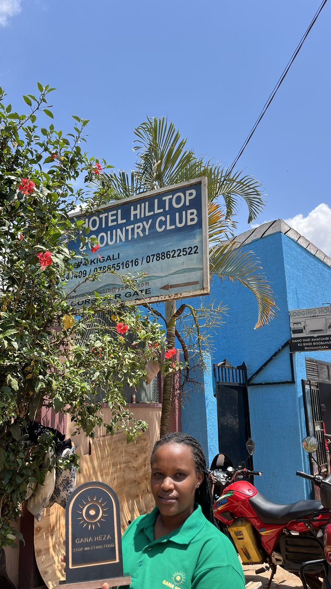 motari_wanyu's tweet photo. Uyu munsi nazengurukanye Kigali city na @Kamashaazi16 ukora ubukangurambaga bwo kutamena ibiryo no kwangiza ibiribwa muri rusange. 

Yabashije kugera kuri hotel zigera kuri 12 aho akangurira abantu kwarura ibiryo bashobora kumara igihe barimo kuhafatira amafunguro aho kugirango barure byinshi bize kumenwa.

Ndetse arashishikariza amahoteli guha ibiryo byasigaye abantu badafite ubushobozi bwo kubona ifunguro rya buri munsi.

Amaze hafi imyaka itanu akora ubu bukangurambaga akaba ari nayo mpamvu arimo gukora ubuvugizi bw'itegeko rikumira kandi rihana abangiza ibiribwa muri rusange. 

Avugako kumena ibiryo bigira ingaruka mbi  k’umutekano w'ibiribwa ndetse ko imyanda y'ibiryo igira uruhare mu ihumana ry'ikirere.