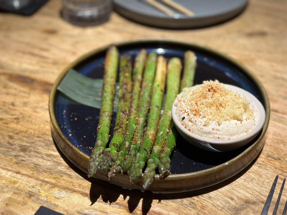 Iwaki_Nikkei's tweet image. グルガオンのアジア料理の「NIKO」っていい店ですね‼️ 何とオシャレな。。。EVOOと同じGlobal Gateway Towers

ガラス張りの厨房はスタッフが渋滞してた🤣

食事はもちろん、デザートの「Mochi」に感激。果物を切ったような美しさでした

一度お試しあれ！

#グルガオン　#NIKO