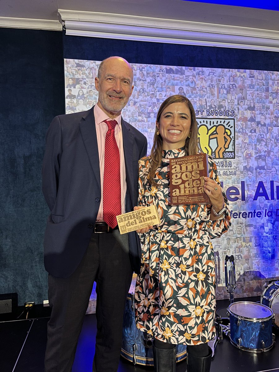 Homecenter_co's tweet photo. Durante 19 años hemos creído en el talento sin etiquetas 🙌.

Hoy, La Fundación Best Buddies reconoció a Homecenter por su compromiso constante con la inclusión laboral de personas con discapacidad cognitiva 💙.

#Inclusión #Diversidad #Homecenter https://t.co/vhq6Arbqap