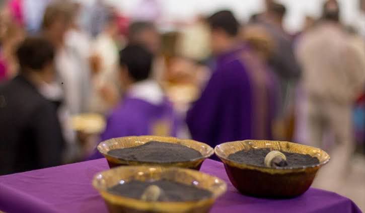 TVEShn's tweet image. #tvesteinforma | Este miércoles 18 de febrero de 2026, miles de feligreses en todo el país acuden a los templos para recibir la imposición de la ceniza, rito que marca el inicio oficial de la Cuaresma en Honduras.

#tves #noticias