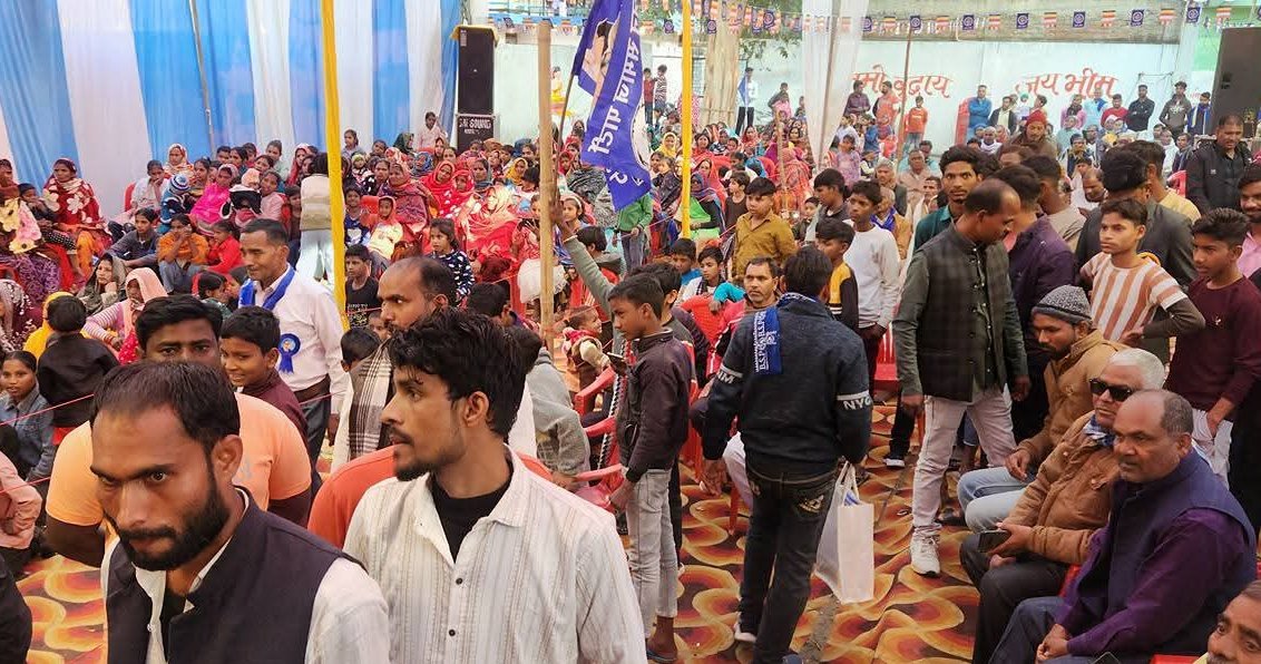 बसपा की मीटिंग गांव गांव चल रही हैं,

लोग अतिउत्साहित हैं,

ऐसे बहुत लोग जिन्होंने 2017 के बाद वोट ही नहीं दिया था,वो लोग भी अब जी जान से दूसरों लोगों को बसपा के प्रति अपना प्रेम साझा कर रहे।

लोगों का मानना है कि गांव स्तर पर बसपा 2007 से भी बड़ी तैयारी में है।

#27_में_बसपा