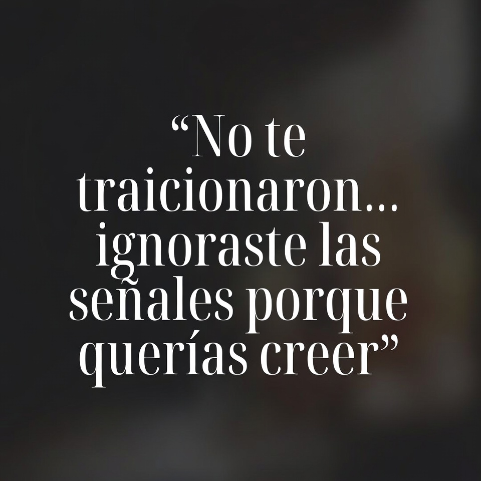 JungYPsicologia's tweet image. Hay una parte de ti que lo vio todo desde el principio. Las incoherencias. Los silencios extraños. Las promesas que no encajaban con los actos. Tu intuición habló… pero tu deseo habló más fuerte.

Y elegiste creer.

No por ingenuidad. Sino por hambre. Hambre de amor, de