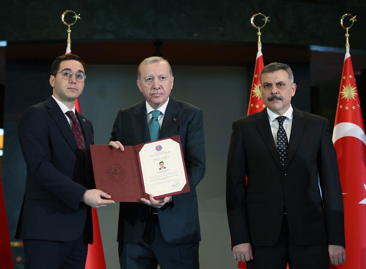 Moztas47's tweet photo. Yılın İdarecileri ödül töreninde;

Şahsıma tevdi edilen Şehit Kaymakam Muhammet Fatih Safitürk Üstün Hizmet Ödülü’nü almak benim için büyük bir gurur vesilesi olmuştur. Bu anlamlı ödülün Cumhurbaşkanımız Sayın @RTErdogan tarafından takdim edilmesi ayrıca onur vesilesidir.

Bu vesileyle; Sayın Cumhurbaşkanımıza, İçişleri Bakanımız Sayın @miamustafacftci'ye, Batman Valimiz Sayın @canalpekrem’e, mesai arkadaşlarıma, aileme ve kıymetli eşime şükranlarımı sunarım.