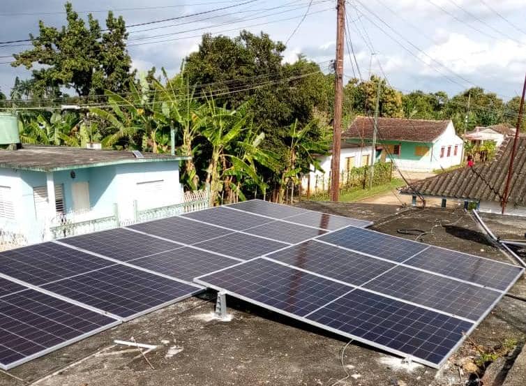 #Cuba no se rinde: #VillaClara suma 125,2 MW solares y el país alcanzó 1 000 MW en el 2025. Energía limpia para asi disminuir poco a poco los apagones, se llega también a hogares, escuelas y hospitales. ¡El sol ilumina la esperanza de un pueblo que resiste! 🇨🇺
#CubaVencerá