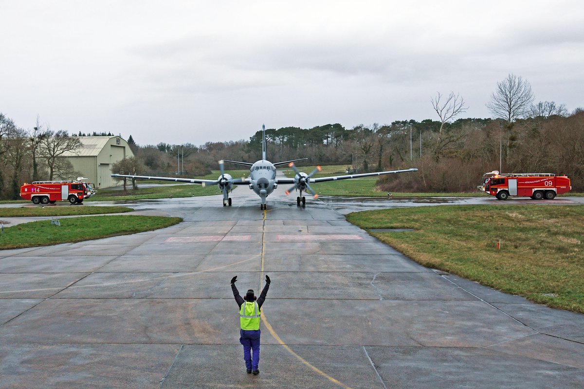 MarineNationale's tweet photo. #ATL2 | Le 17 février, la @DGA a livré à la Marine nationale le 18ᵉ et dernier Atlantique 2 modernisé (standard 6) sur la BAN de Lann-Bihoué. ✈️ Capteurs modernisés et performances accrues : un atout clé pour la lutte anti-sous-marine et la maîtrise du milieu aéromaritime. https://t.co/CjjehNRSVn