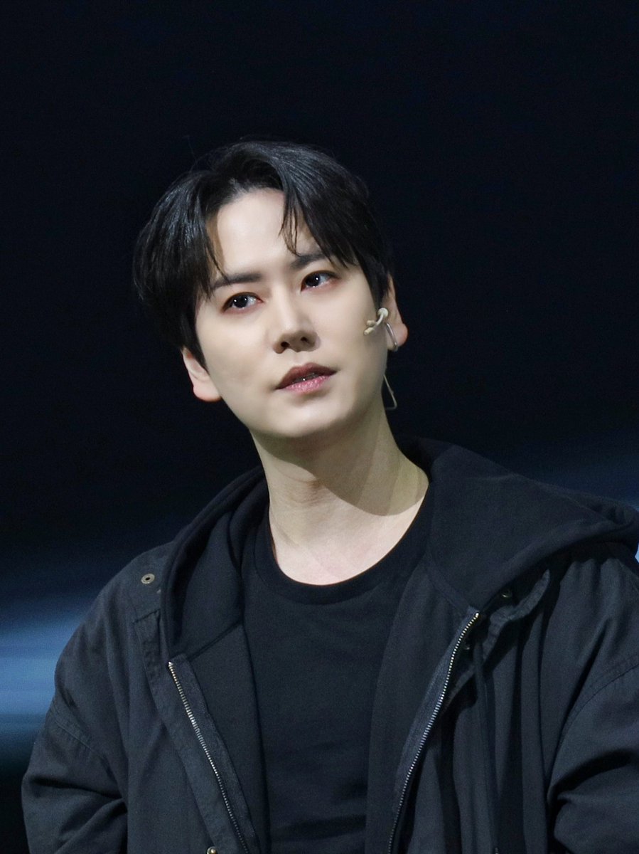 RSJELF25's tweet image. Que maravilloso que brilles como la gran estrella 🌟 que eres Kyuhyun, eres tan  extraordinario 🫰🏻✨️🐧🥰💙

20260218 Death Note cierre 
youtu.be/EnZTuRgKeLQ?si…

@GaemGyu 
#Kyuhyun #Kyupiter 
#SuperJunior 

Cr. en video e imágenes