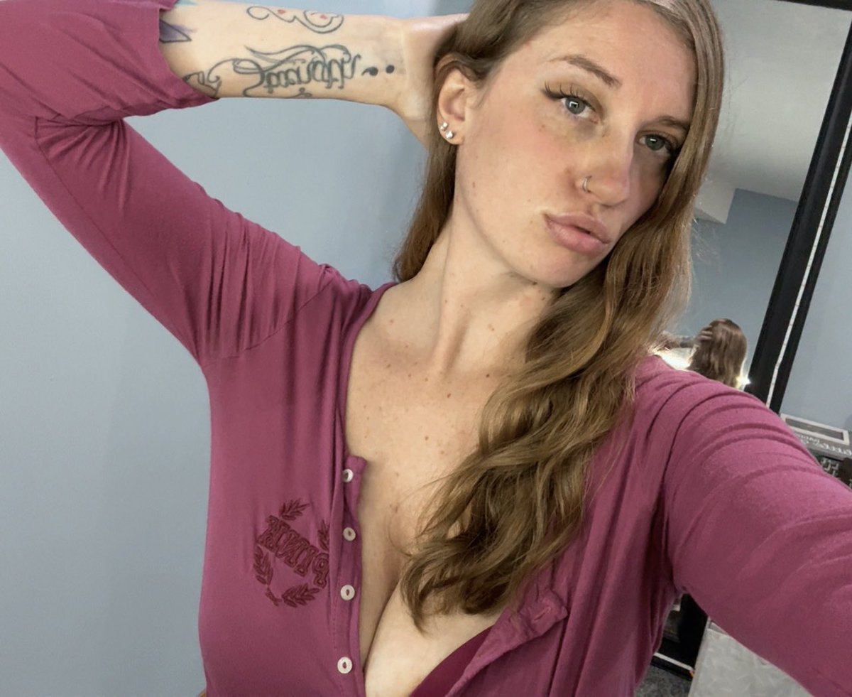 Lynnzzzz92's tweet photo. Happy hump dayyy. So get to humping 🤪 https://t.co/8cZM0516xD