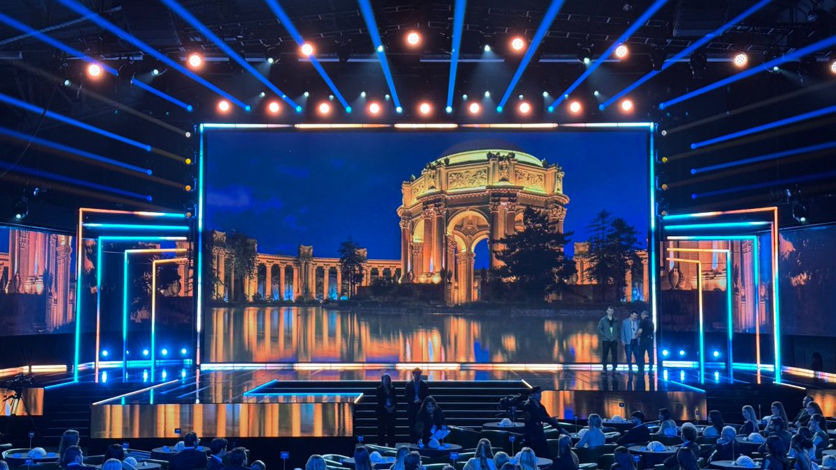 PRGlive's tweet image. 22 Degrees' lighting design transformed San Francisco’s Palace of Fine Arts for the NFL Honors. Discover the collaboration and gear used, including our new Roxx Neo fixtures. brnw.ch/21x03Ez