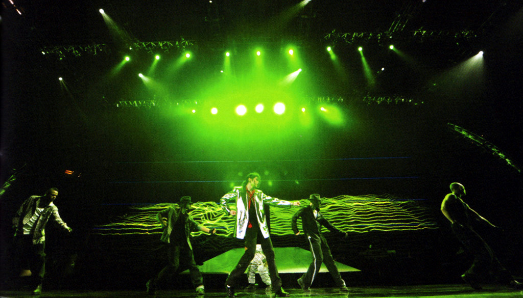 MJMultiverse's tweet image. Michael Jackson rehearsing 'Dangerous' on June 23, 2009. This rehearsal's footage remains unreleased.
This would have been an amazing performance.

#MichaelJackson #ThisIsIt #Michael #Dangerous