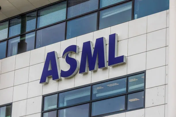 Pablo_InvestBE's tweet photo. 💰C'est jour de paie pour les actionnaires ASML : 1,60 € par action 
Rendement actuel ≈ 0,8-0,9 % (cours ~1 400-1 420 $).
Sur les 10 dernières années, le dividende a été augmenté en moyenne de 20-25 % par an 📈 
Une vraie machine à croissance pour les patients ⌛ https://t.co/cXfhDdDWRW