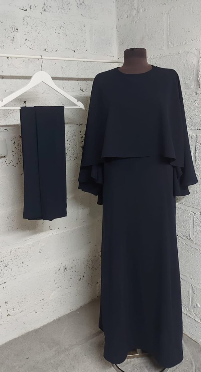 Şehre gelen yabancı o,👣
..her seferinde ilk kez gelmiş gibi,,

Sevdiğiyle ilk buluşma heyecanı taşıyan genç toyluğuyla suyu ekmeği nereye koyacağını bilemez ürkek bir tedirginlikle karşılıyorum,,

O hep mağrur,
Hep sessiz,,
Gelirken de giderken de,

-Ramazan twiti 🌙