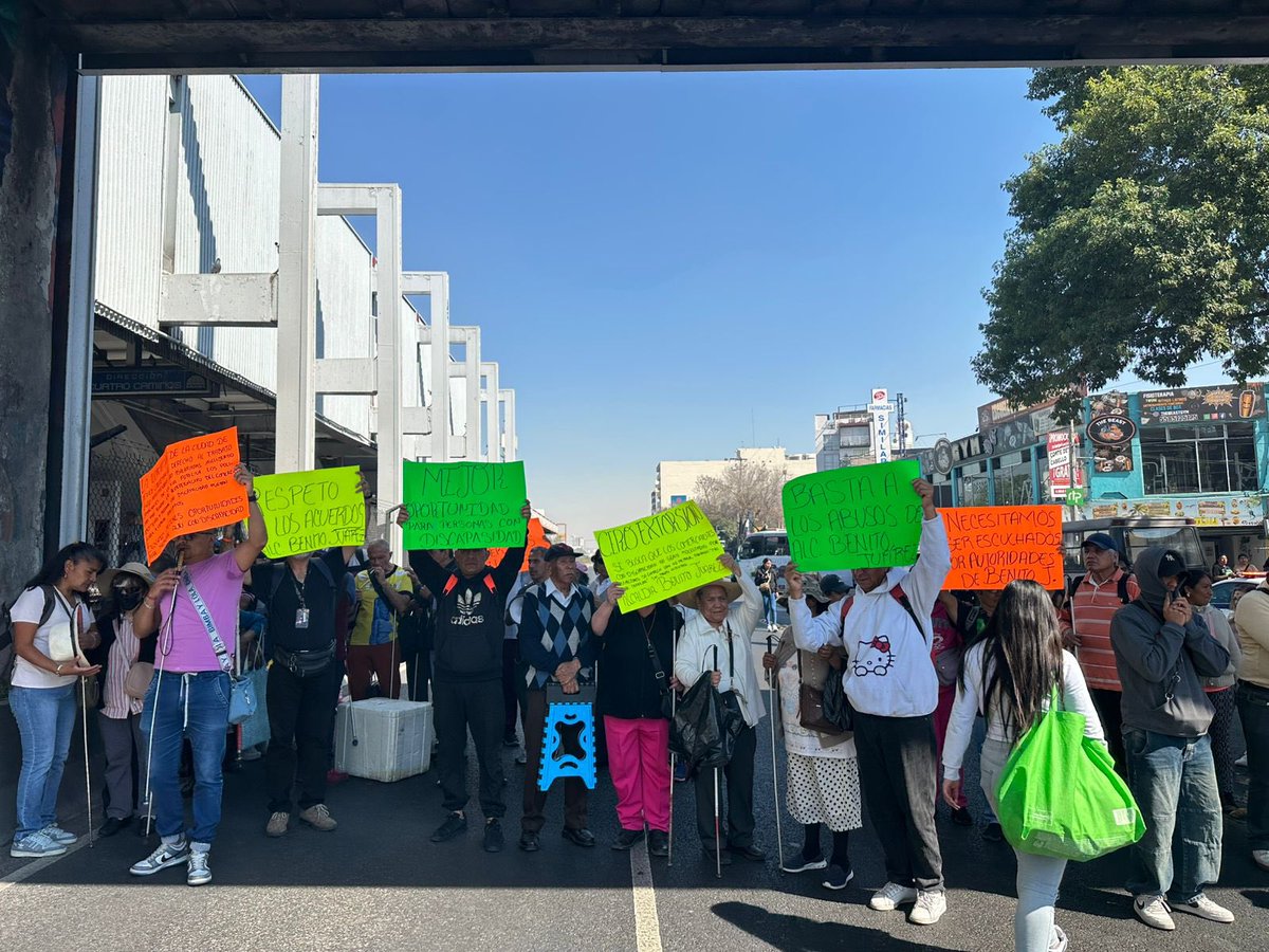 PantallaFilms's tweet photo. Manifestantes invidentes en contra de la corrupción, derecho de piso que les piden @alcaldiaBenitoJuarez @Notimex @MVSNoticias @AristeguiOnline https://t.co/b5rHNqLAef