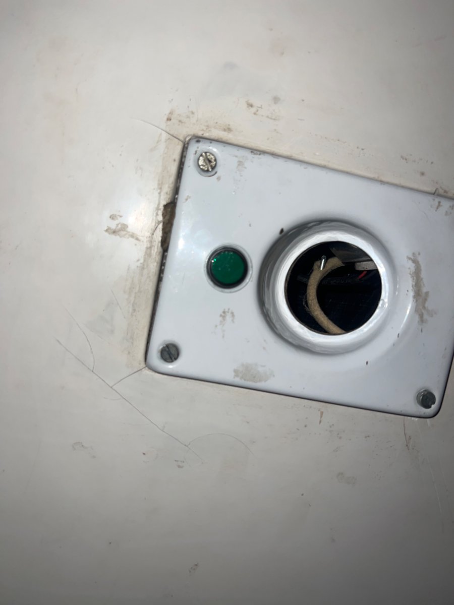 RitikM01's tweet photo. Complaint – Faulty light 
I am travelling on Train No. 12801 Purushottam Express. My PNR number is 6165479056. I am allotted seat F/16 in coach H1 (AC First Class). The study light at my seat is not working, causing inconvenience during the journey. Passenger Name: Ritik Maurya https://t.co/uz81Su4nCK