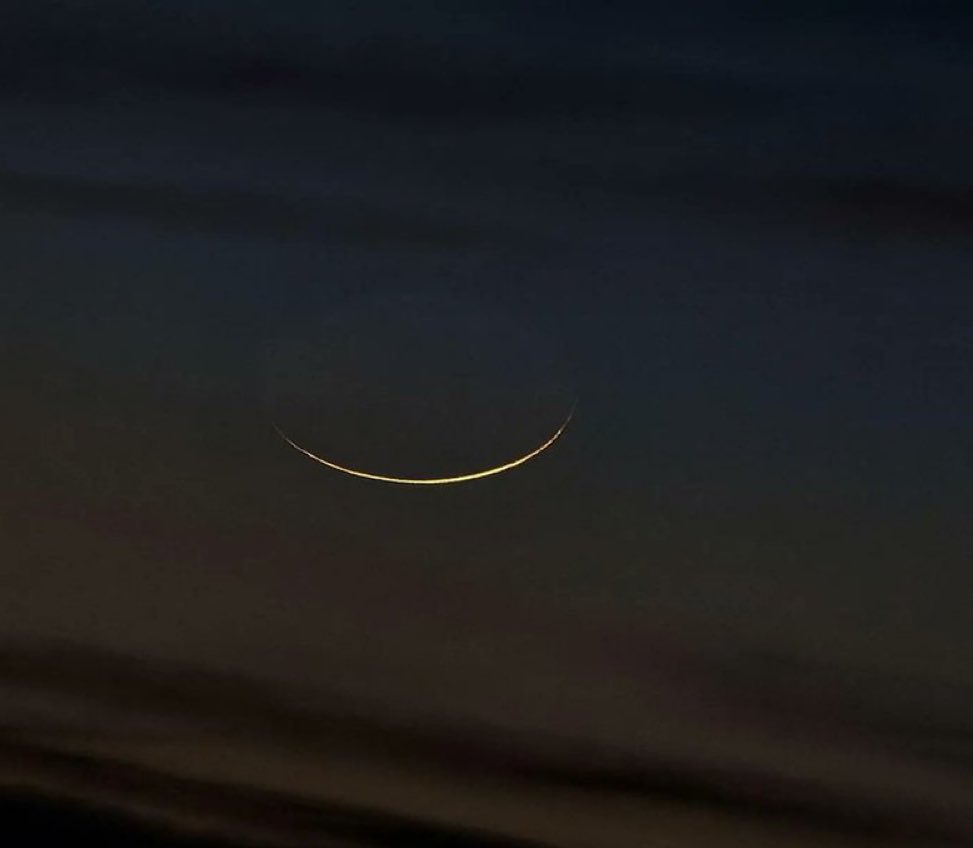 مشهد بديع الآن..

هلال رمضان يسطع في سماء السعودية.

-