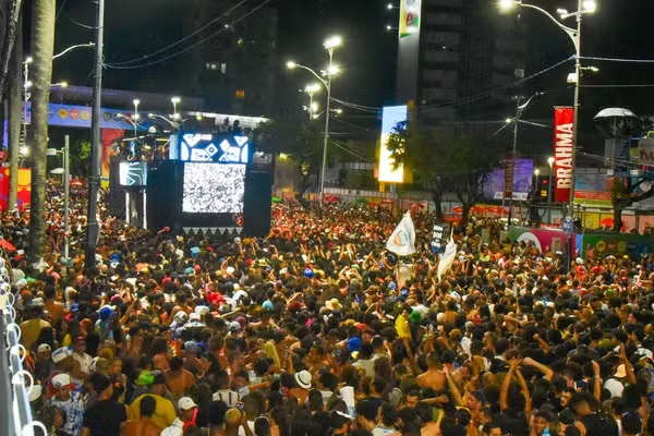 g1bahia's tweet photo. Carnaval de Salvador reuniu 12 milhões de foliões nas ruas, aponta governo https://t.co/sMW2ZojQ2Q #g1 #g1BA https://t.co/PJtEgbZac4