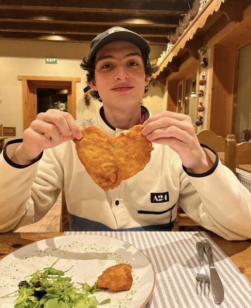 evajcksfate's tweet image. the concept of mike wheeler with a milanesa de pollo