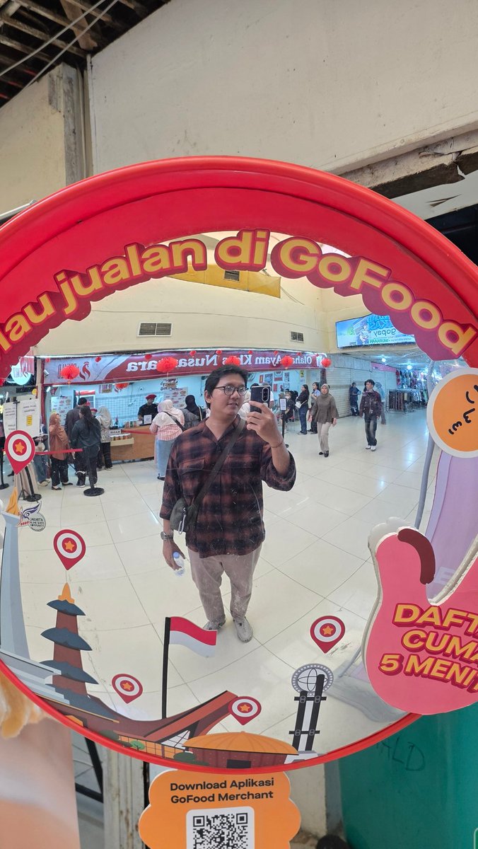 irvanmuda's tweet photo. Hari ini edisi foto di kaca cembung. Makin buled. https://t.co/yDwj9laEzc