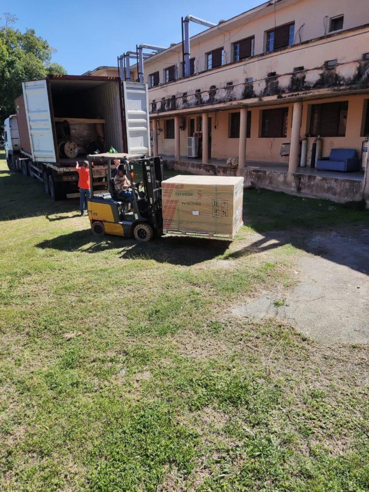 📌Llegan desde Europa nueva instalación de energía fotovoltaica para el Instituto Finlay de Vacunas de La Habana.
Se colocará en el techo de la nave industrial donde se produjo la vacuna Soberana contra la Covid-19...
#CubaNoEstáSola ❤️🇨🇺💪
cubainformacion.tv/solidaridad/20…