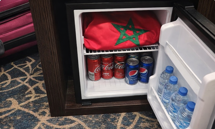 🛑بسبب عسكر الجزائر.. إخفاء العلم الوطني في ثلاجة

اضطرت بعثة أولمبيك أسفي خلال مقامها في الجزائر، إلى إخفاء العلم الوطني داخل ثلاجة صغيرة، حتى لا تصل إليها أيادي المخابرات الجزائرية.

وكشفت يومية الصباح، أن عددا من المسؤولين الجزائريين أصيبوا بصدمة كبيرة، بعدما شاهدوا الراية