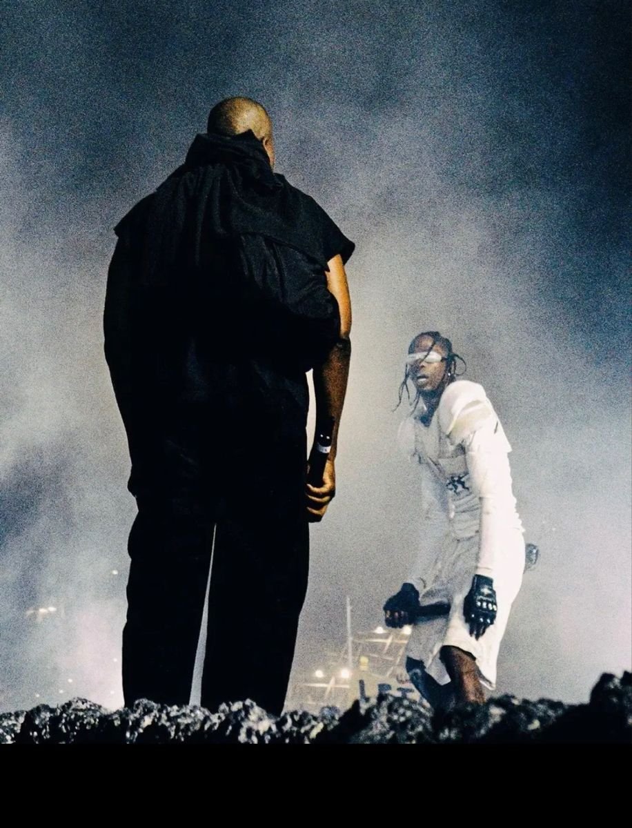 AstroMagazine_'s tweet photo. Kanye West &amp; Travis Scott performeront en back-to-back cet été en Italie.

📆: 17 et 18 juillet 

À l'occasion du "HELLWATT FESTIVAL", les 2 artistes seront présent ! https://t.co/ELfLK0z4Xs