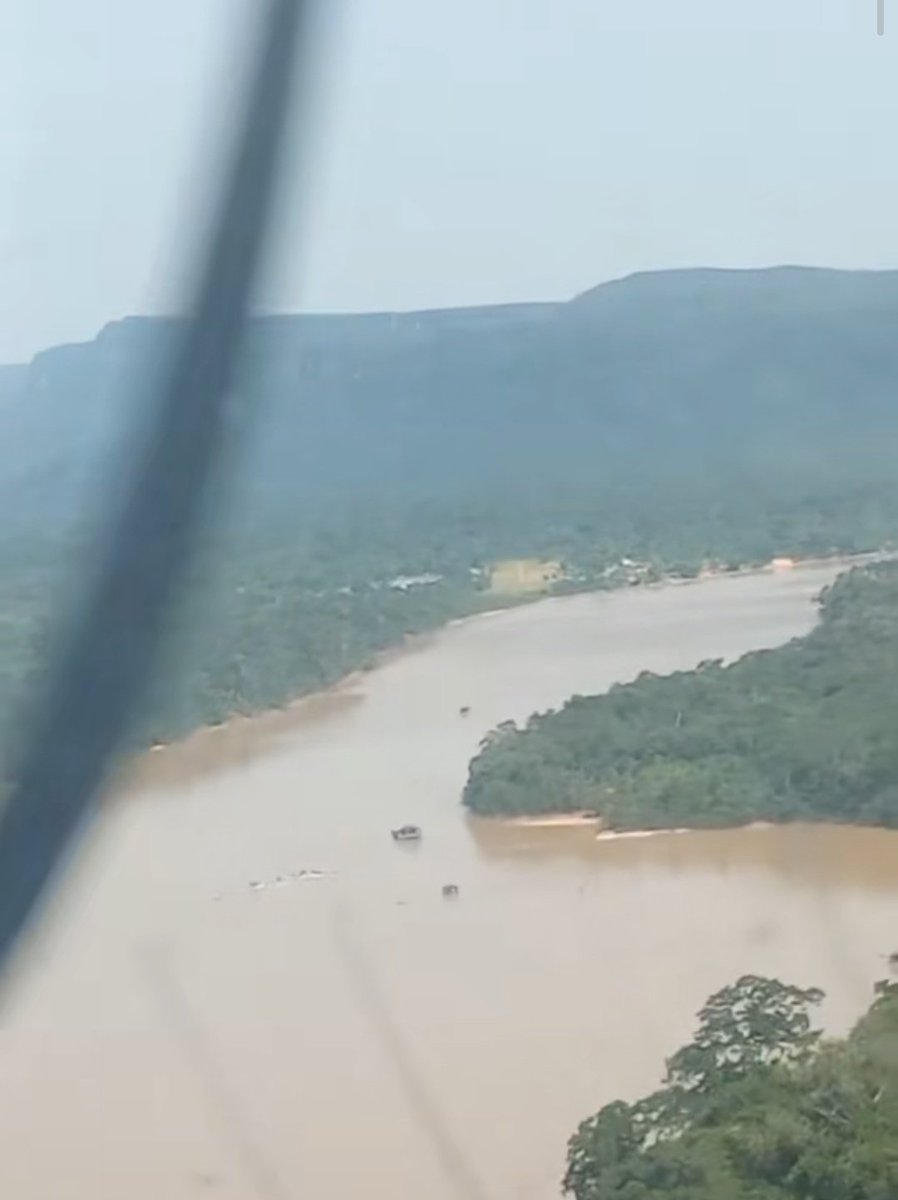 #Atencion #Venezuela 

Se evidencia a través d un vuelo local, la presencia d al menos, 4 Balsas mineras ilegales en el río Caroní, ubicadas cerca d la comunidad d Awarauka, sector indígena 3 #GranSabana 

Todo sigue igual😞
 La afectación d la cuenca media del Caroní continúa...
