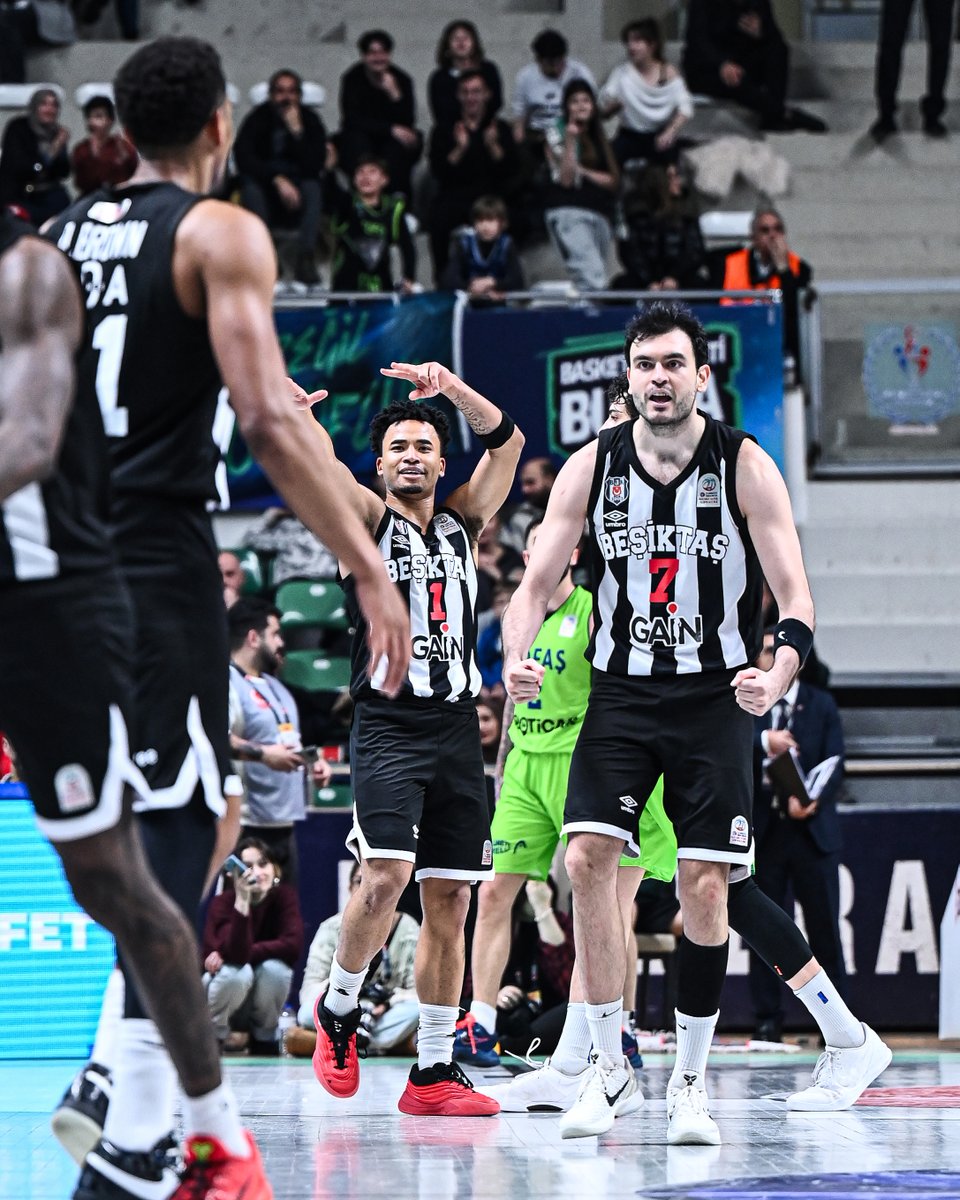 Sahne onun, gece onun. ✍️

Anthony Brown’dan 30 sayılık resital. 👑