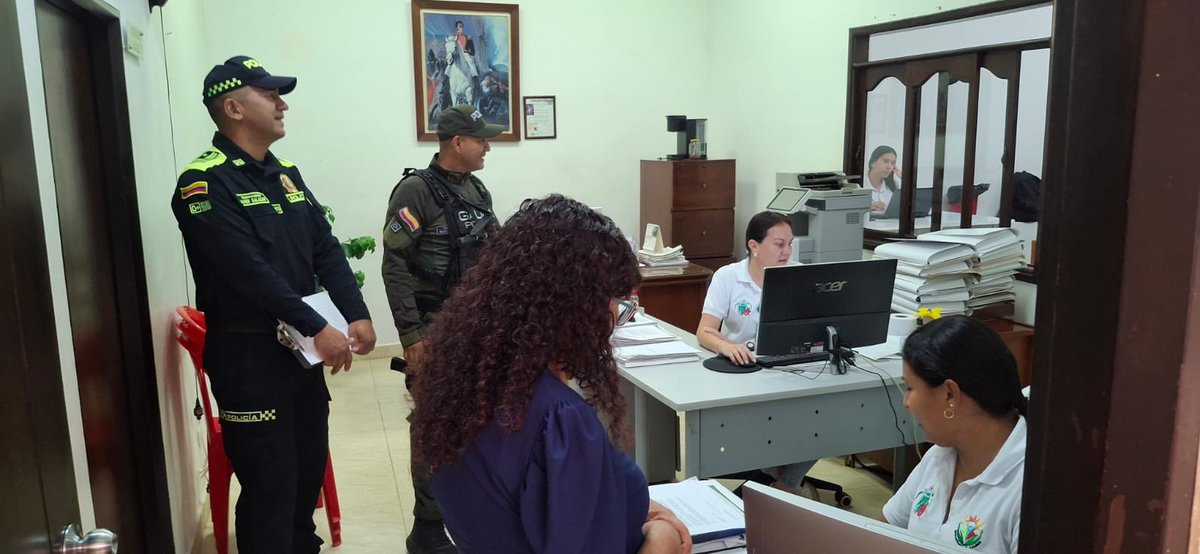 En Suaza, la Policía Nacional y GAULA Huila desarrollaron campaña preventiva contra el homicidio y la extorsión en el sector comercio del barrio El Centro.

Se socializó la línea 165 y se brindaron medidas de autoprotección, beneficiando a 70 personas.

#HuilaMásSeguro