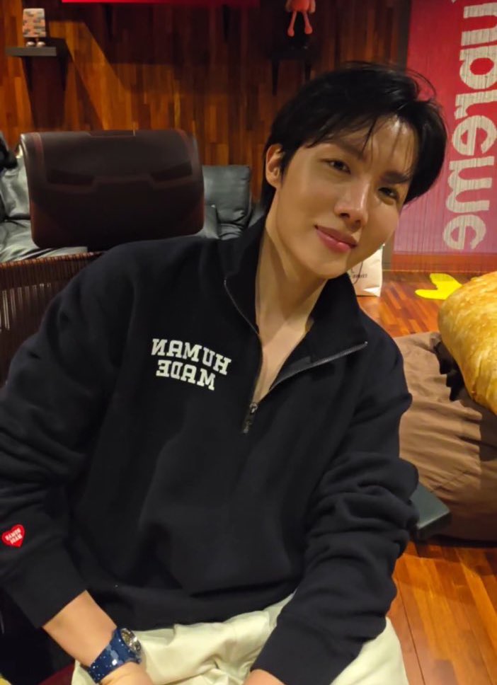 cuntfortannies's tweet image. He is ridiculously handsome like who tf looks this fine sitting casually !?!?