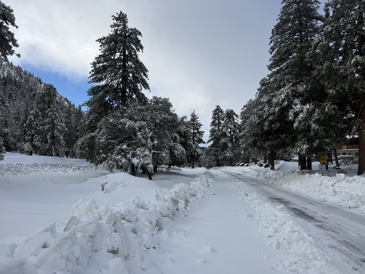 mtbaldymom's tweet photo. #mtbaldy #6200ft #snowinthe909 https://t.co/XS9SSs42oK